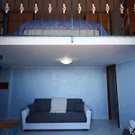 Laura House ナポリ