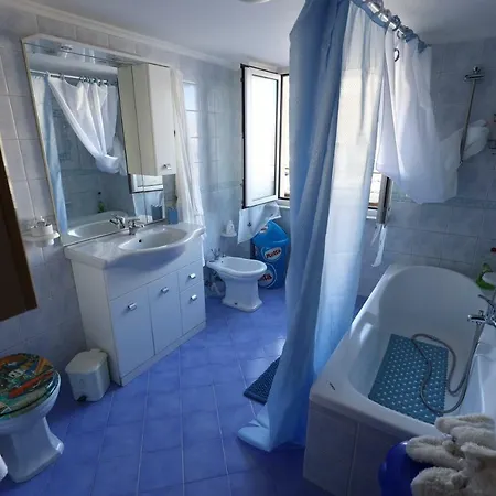 Laura House * Nápoles