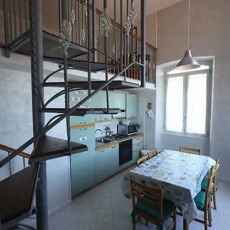 Laura House * Napoli